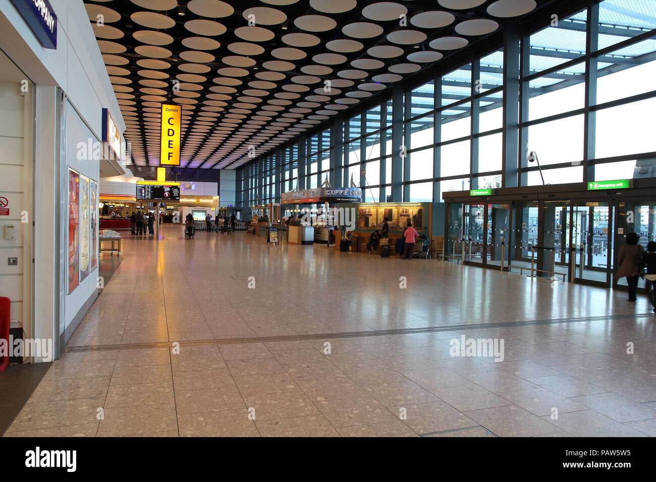 Londres - le 13 mai : voyageurs visitent l'aéroport Heathrow le 13 mai 2012 à Londres. Heathrow est l'aéroport le plus occupé du monde par passager international tra Banque D'Images