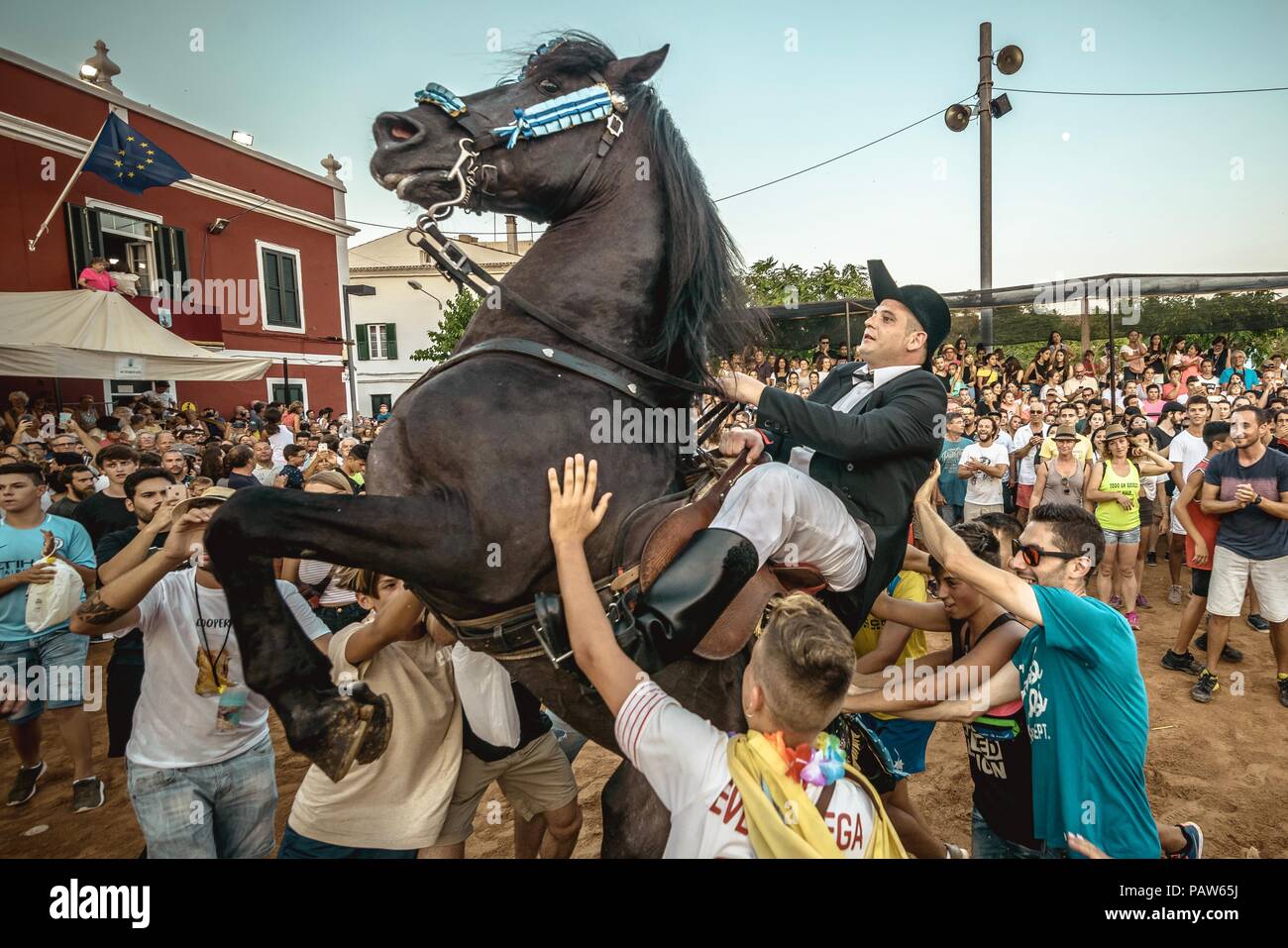 Es Castell, Espagne. Juillet 24, 2018 : un "Caixer" (cheval-cavalier) se dresse sur son cheval entouré par une foule enthousiaste lors de la traditionnelle 'Jaleo' au Festival de Sant Jaume en Es Castell Crédit : Matthias Rickenbach/Alamy Live News Banque D'Images