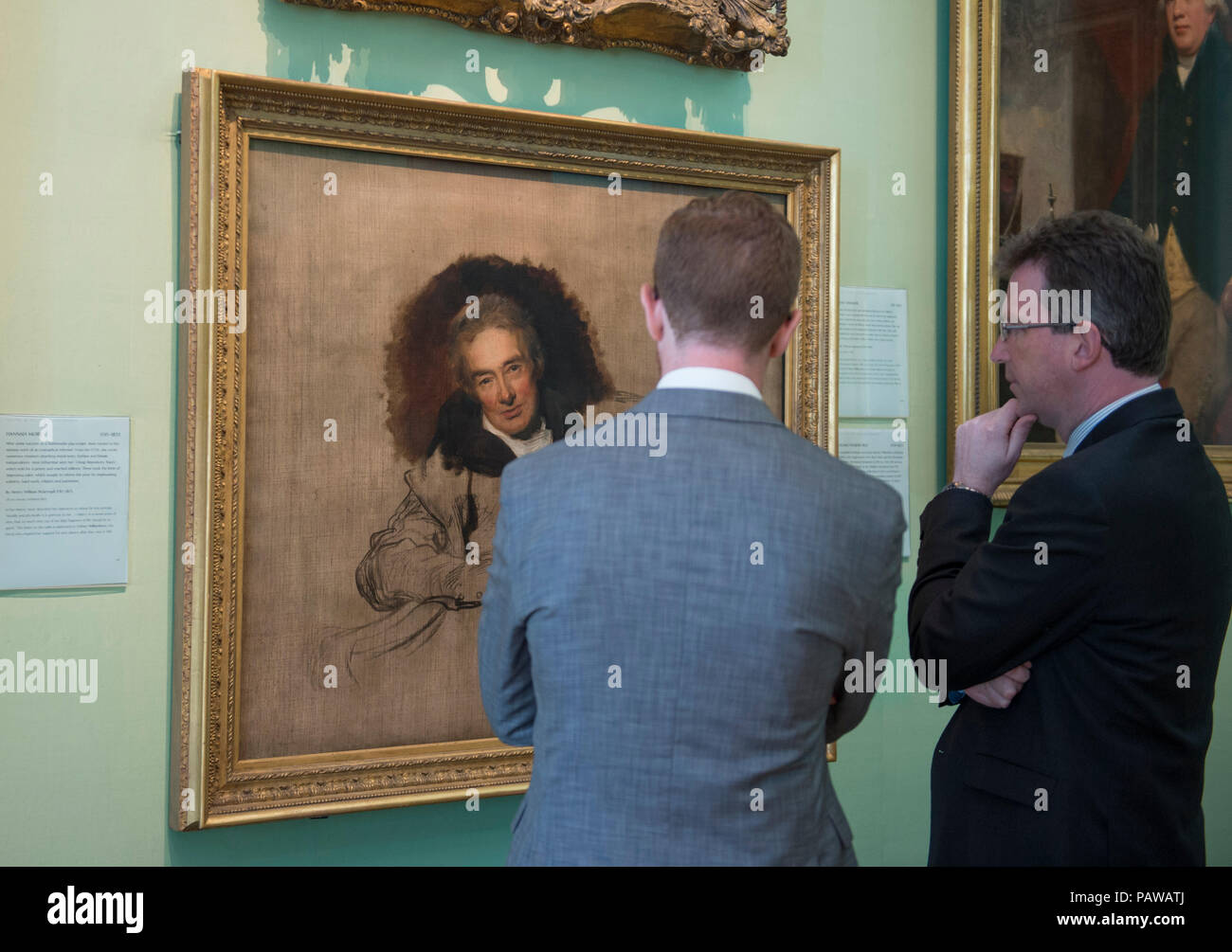 National Portrait Gallery, Londres, Royaume-Uni. 25 juillet, 2018. Jeremy Wright, secrétaire de la culture (à droite) et le Dr Nicholas Cullinan, Directeur, National Portrait Gallery (à gauche) voir sir Thomas Lawrence, célèbre portrait de William Wilberforce, qui se rendra à Hull, le lieu de sa naissance, pour la première fois dans le cadre de 'Coming Home'. Lawrence's portrait inachevé de Wilberforce, a été l'une des premières œuvres acquises par le Musée National du portrait quand il a été créé en 1856. Le travail sera exposé dans l'Alexej von à Hull en 2019. Credit : Malcolm Park/Alamy Live News. Banque D'Images