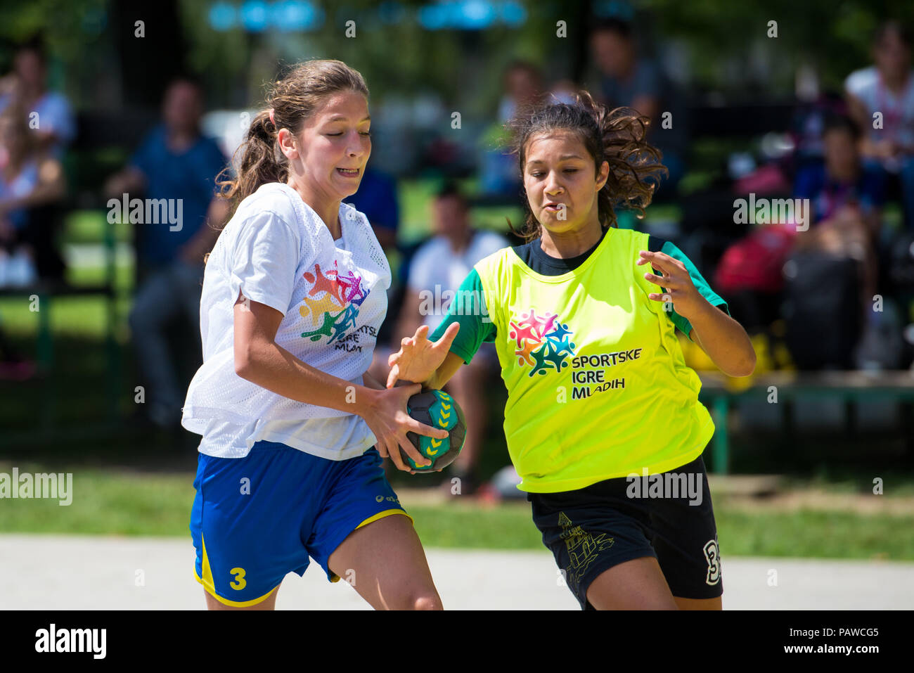 Belgrade, Serbie - 25 juillet 2018 : les joueurs se font concurrence dans les sports pour les jeunes femmes au cours de handball championnat Jeux Crédit : Marko Rupena/Alamy Live News Banque D'Images