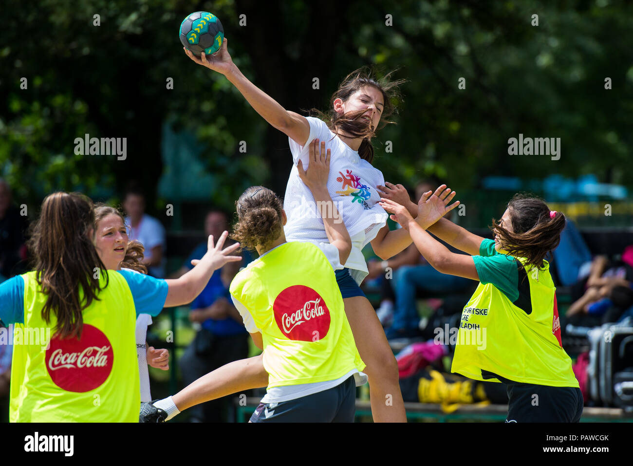 Belgrade, Serbie - 25 juillet 2018 : les joueurs se font concurrence dans les sports pour les jeunes femmes au cours de handball championnat Jeux Crédit : Marko Rupena/Alamy Live News Banque D'Images