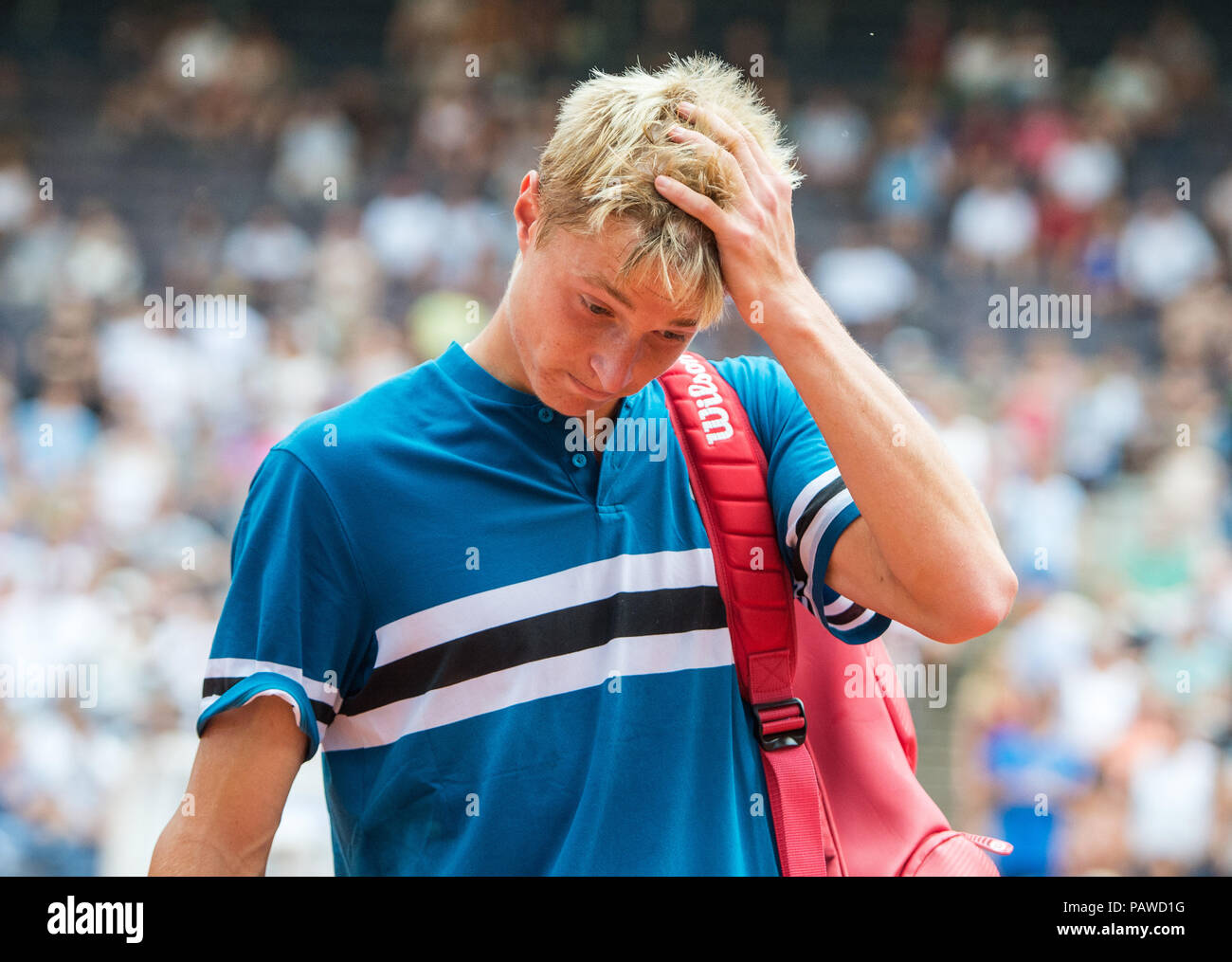 25 juillet 2018, l'Allemagne, Hambourg : Tennis ATP-Tour German Open, des célibataires, des hommes dans le stade de tennis à Rothenbaum. Molleker (Allemagne) - Koval'k (Slovaquie). Rudolf Molleker après le match. Photo : Daniel Bockwoldt/dpa Banque D'Images