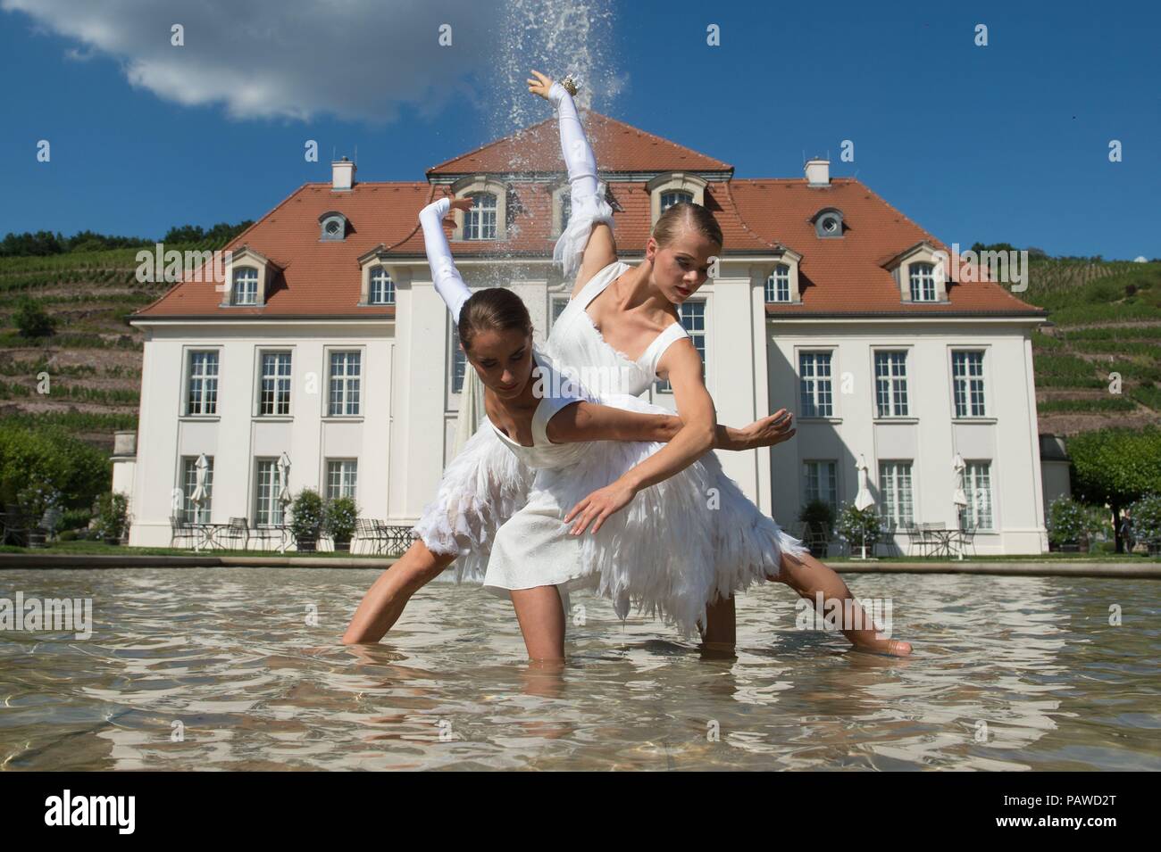 Radebeul, Allemagne. 25 juillet 2018, Radebeul, Allemagne : Anita Suzanne Gregory (dans le dos) à partir de la Norvège et Joana Martins du Portugal, des danseurs de ballet de l'Landesbühnen Sachsen, sont debout en face du château de Wackerbarth pour une séance photo à l'Wackerbarth Estate dans le château de La Fontaine. Le 1 août, 2 et 5, 2018 'le Tanztheater der Landesbühnen Sachsen'. Dance Theatre de l'Landesbuehnen) aura lieu à la cave sous la devise 'Ballett am Weinberg'. (Lit. Ballet du vignoble) Photo : Sebastian Kahnert/dpa/ZB : dpa Crédit photo alliance/Alamy Live News Banque D'Images