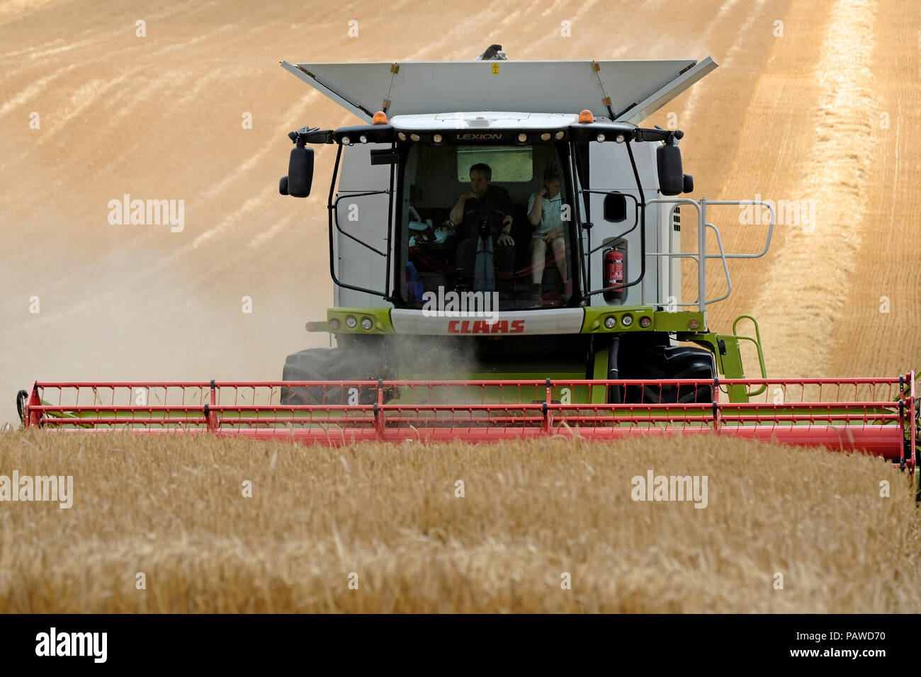 Kelso, Ecosse, 25 juillet 2018. Moissonneuse-batteuse dans Scottish Borders Tom Stewart (L) avec une main ferme de Sandyknowe Farm, près de Kelso dans les Scottish Borders, dans un rendmt Lexion Claas 660 Vario 770 avec barre de coupe à la moissonneuse-batteuse, qui travaillent dans les champs près de sa ferme, le mercredi 25 juillet 2018. (Photo de Rob Gray / offres de crédit) : Rob Gray/Alamy Live News Banque D'Images