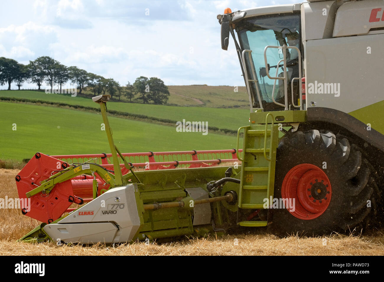 Kelso, Ecosse, 25 juillet 2018. Moissonneuse-batteuse dans Scottish Borders Tom Stewart de Sandyknowe Farm, près de Kelso dans les Scottish Borders, dans un rendmt Lexion Claas 660 Vario 770 avec barre de coupe à la moissonneuse-batteuse, qui travaillent dans les champs près de sa ferme, le mercredi 25 juillet 2018. (Photo de Rob Gray / offres de crédit) : Rob Gray/Alamy Live News Banque D'Images
