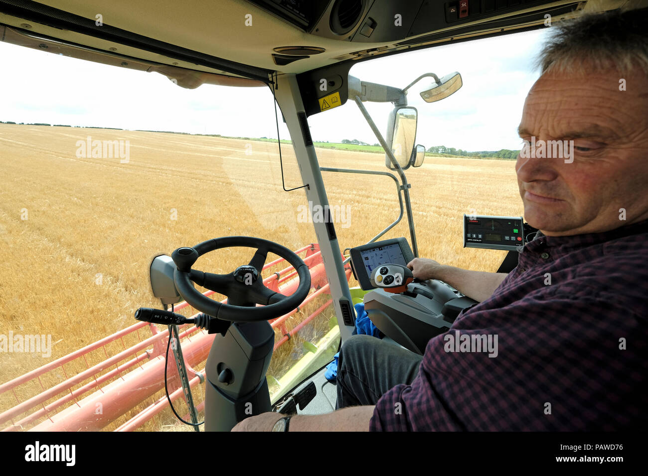 Kelso, Ecosse, 25 juillet 2018. Moissonneuse-batteuse dans Scottish Borders Tom Stewart de Sandyknowe Farm, près de Kelso dans les Scottish Borders, dans un rendmt Lexion Claas 660 Vario 770 avec barre de coupe à la moissonneuse-batteuse, qui travaillent dans les champs près de sa ferme, le mercredi 25 juillet 2018. (Photo de Rob Gray / offres de crédit) : Rob Gray/Alamy Live News Banque D'Images