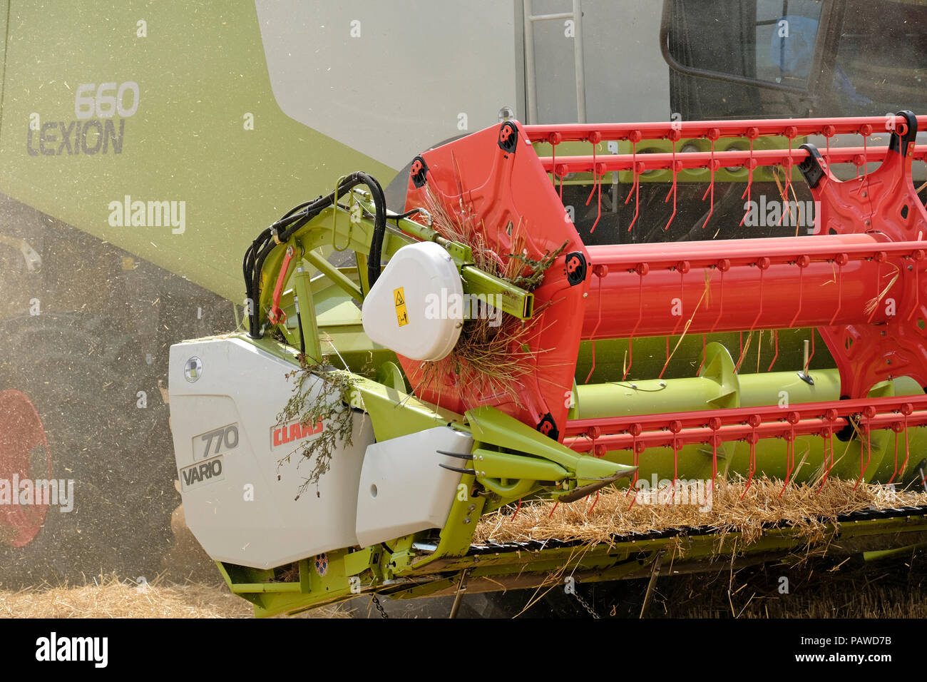 Kelso, Ecosse, 25 juillet 2018. Moissonneuse-batteuse dans Scottish Borders Tom Stewart de Sandyknowe Farm, près de Kelso dans les Scottish Borders, dans un rendmt Lexion Claas 660 Vario 770 avec barre de coupe à la moissonneuse-batteuse, qui travaillent dans les champs près de sa ferme, le mercredi 25 juillet 2018. (Photo de Rob Gray / offres de crédit) : Rob Gray/Alamy Live News Banque D'Images
