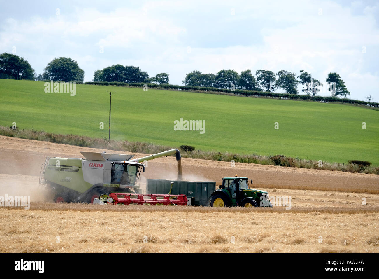 Kelso, Ecosse, 25 juillet 2018. Moissonneuse-batteuse dans Scottish Borders Tom Stewart de Sandyknowe Farm, près de Kelso dans les Scottish Borders, dans un rendmt Lexion Claas 660 Vario 770 avec barre de coupe à la moissonneuse-batteuse, qui travaillent dans les champs près de sa ferme, le mercredi 25 juillet 2018. (Photo de Rob Gray / offres de crédit) : Rob Gray/Alamy Live News Banque D'Images
