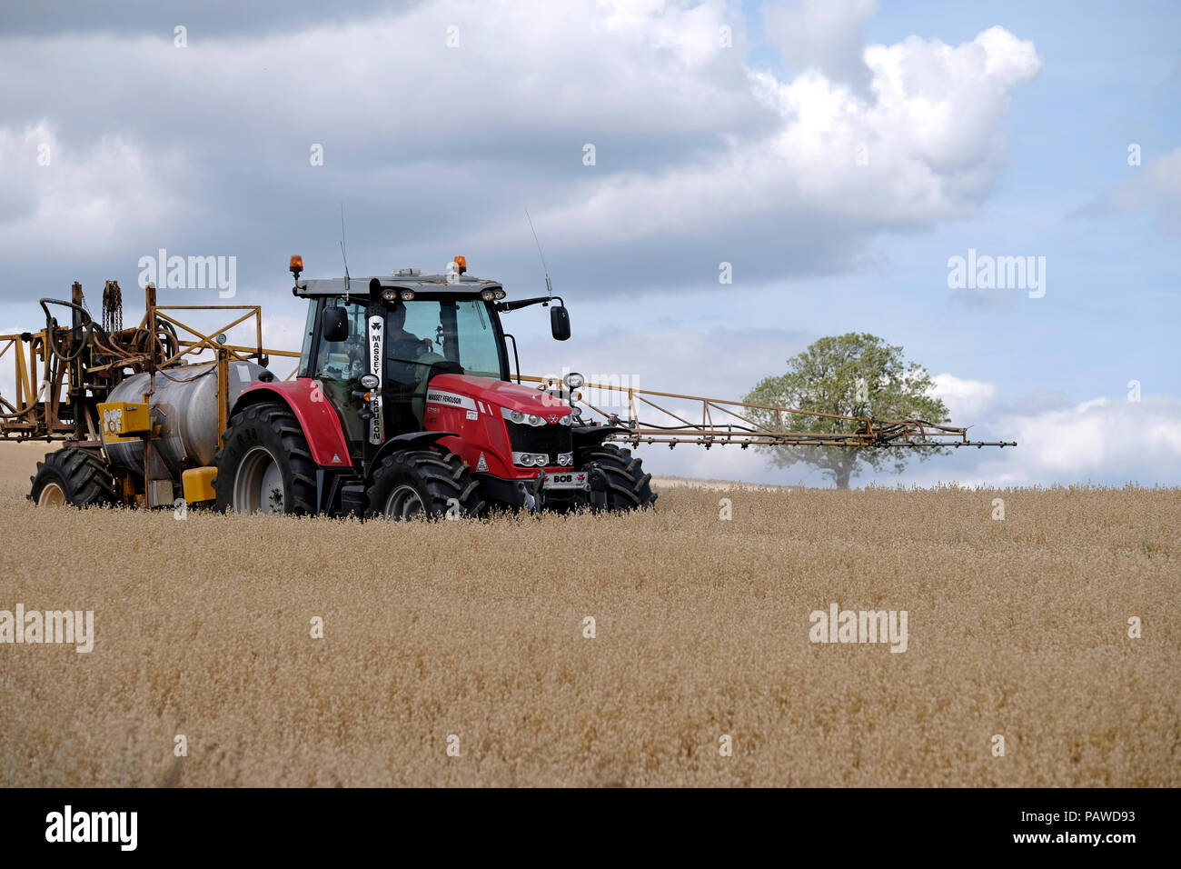 Kelso, Ecosse, 25 juillet 2018. La pulvérisation à Scottish Borders  Alistair Stewart, agriculteur, pulvériser une récolte d'avoine avant de  couper en dix jours de temps, près de Kelso dans la région des