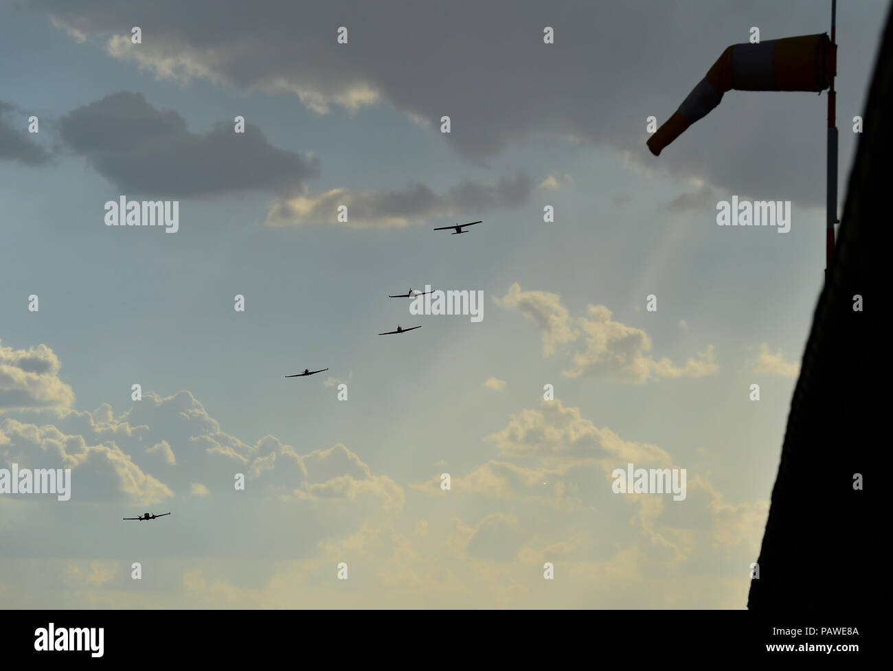 Tocna Republique Tcheque Le 25 Juillet 18 Kramarik Tocna Romain Quitte L Aeroport Pour Le Voyage Autour Du Monde A Bord Du Cessna P210n Ok Tgm Avion A L Occasion Du 100e Anniversaire De La