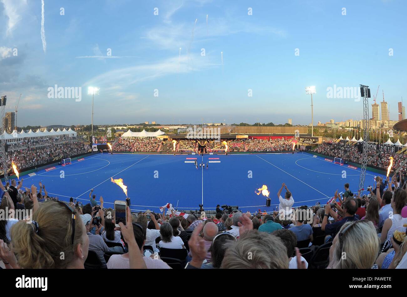 D'artifice exploser comme les équipes à pied. USA V Angleterre. Match 12. Extérieure B. Womens Hockey World Cup 2018. Lee Valley hockey centre. Queen Elizabeth Olympic Park. Stratford. Londres. UK. 25/07/2018. Banque D'Images