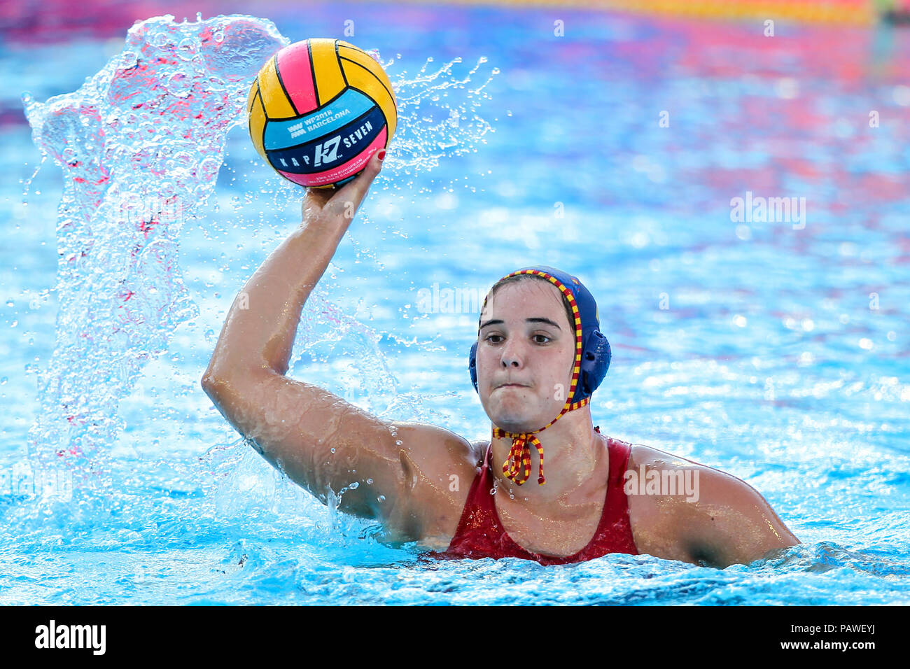 25 juillet 2018, les piscines Bernat Picornell, Barcelone, Espagne ; 33e Championnats de water-polo européen, l'Espagne contre la Grèce les femmes ; Paula Leiton centre à partir de l'Espagne passe le ballon à un coéquipier Banque D'Images