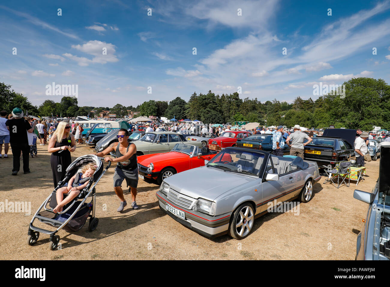 Les classiques sur la politique car show, organisé par Harpenden Village Club Rotary, est l'un des plus grands salons de l'automobile en milieu de semaine en Grande-Bretagne, qui a lieu chaque année sur Harpenden commun. Les visiteurs profitaient de l'été 1000 météo et autour de voitures classiques, exotiques voitures, motos et scooters. Banque D'Images