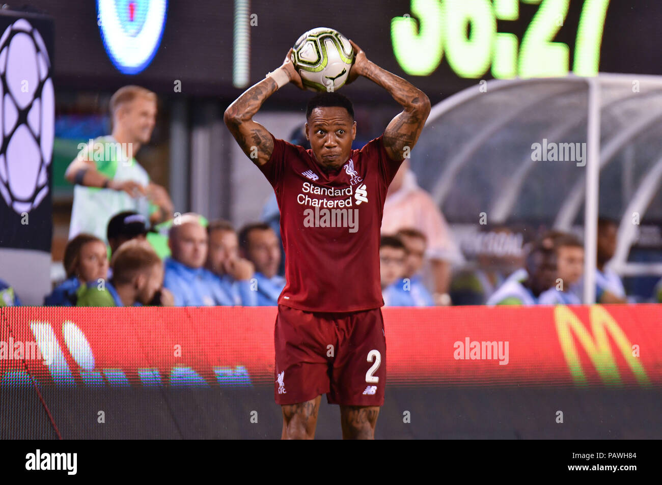 East Rutherford, New Jersey, USA. Le 25 juillet, 2018. Nathaniel Clyne (2) de Liverpool FC prend un lancer en lors d'un match de Coupe des Champions internationaux contre Manchester City au stade Metlife à East Rutherford, New Jersey. Gregory Vasil/Cal Sport Media/Alamy Live News Banque D'Images