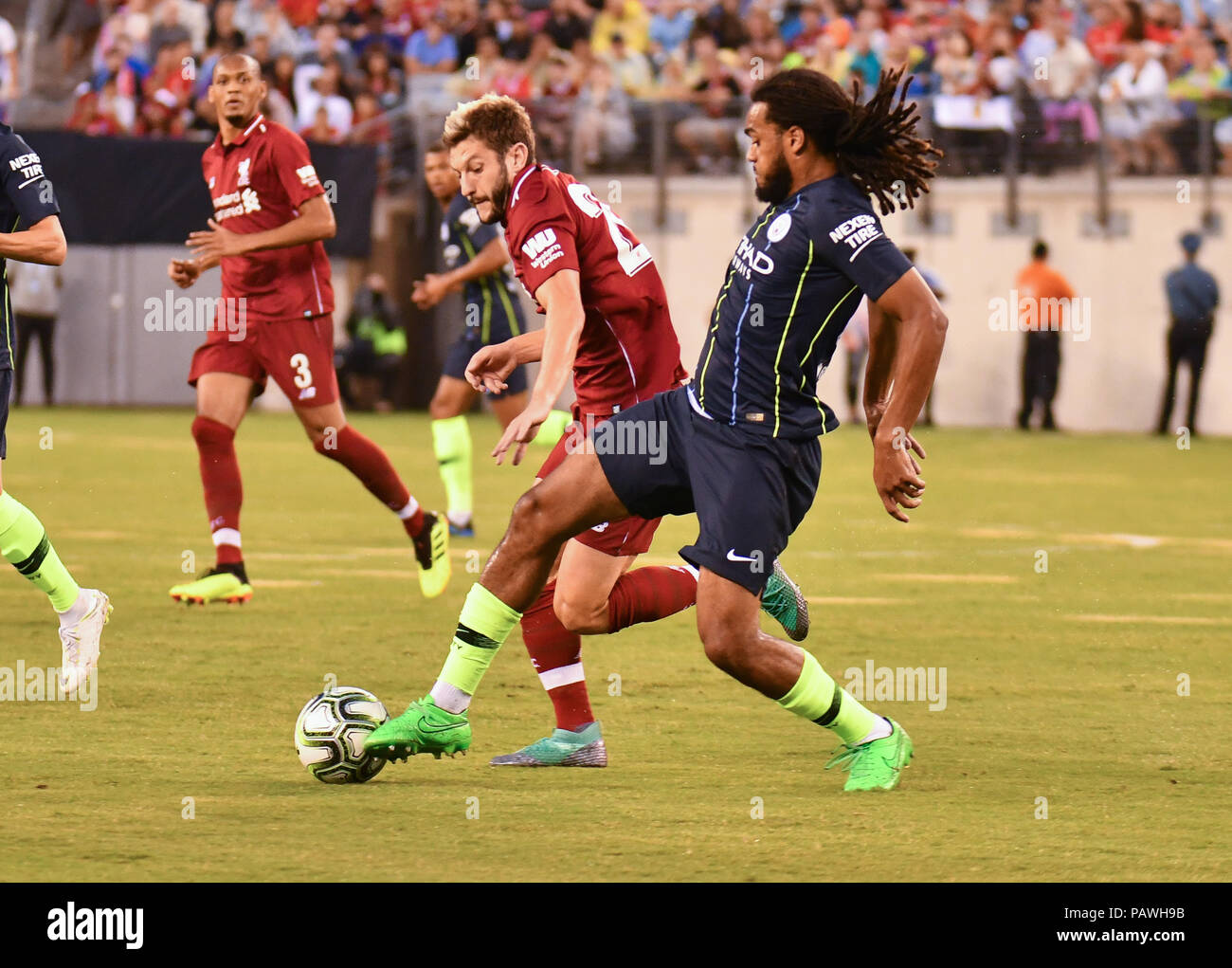 East Rutherford, New Jersey, USA. Le 25 juillet, 2018. Adam Lallana (20) de Liverpool FC et Jason Denayer (28) de Manchester City bataille pour le contrôle du ballon lors d'un match de Coupe des Champions internationaux à Metlife Stadium à East Rutherford, New Jersey. Gregory Vasil/Cal Sport Media/Alamy Live News Banque D'Images