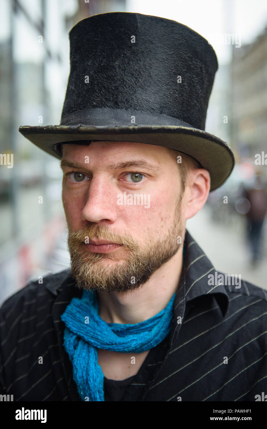 Berlin, Allemagne. Apr 23, 2018. Juha Jaervinen, participant de l'expérience du revenu de base en Finlande, promenades dans le quartier de Kreuzberg. Credit : Gregor Fischer/dpa/Alamy Live News Banque D'Images