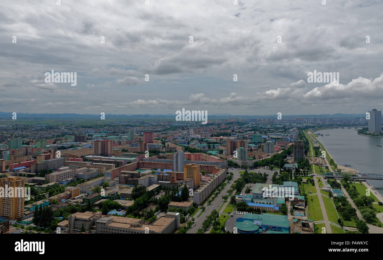 Avis de Pyongyang du haut de la tour Juche montrant du fleuve Taedong, zone résidentielle et Yanggakado Hôtel. Banque D'Images