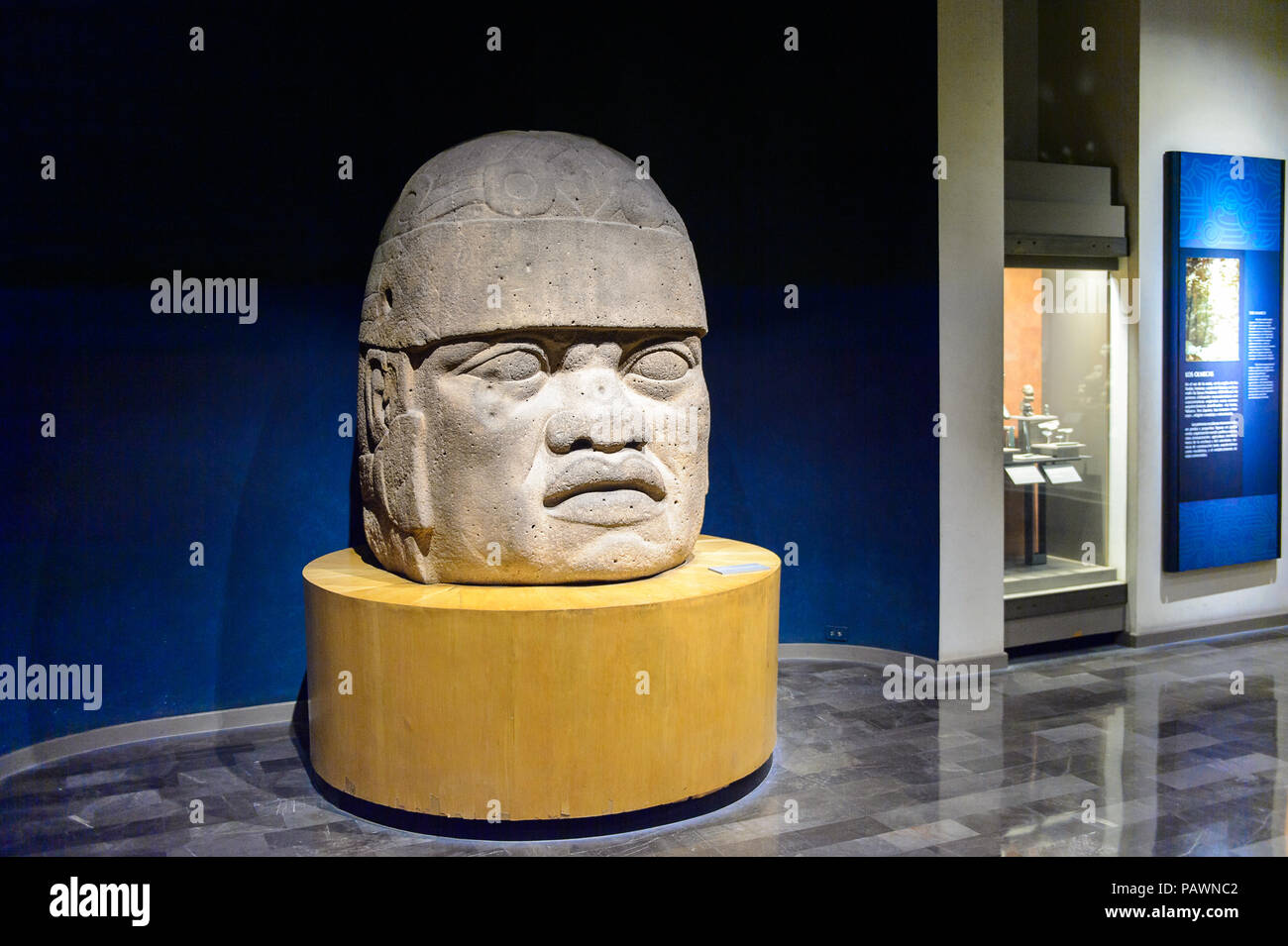 La ville de Mexico, Mex - OCT 27, 2016 : Tête Colossale Olmèque dans le Musée National d'anthropologie (Museo Nacional de Antropologia, MNA), la plus grande et mos Banque D'Images