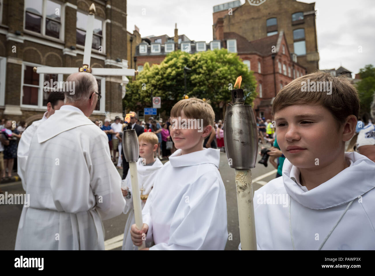 Procession annuelle de la Madonna del Carmine (Notre Dame du Mont Carmel) par British italiens à l'extérieur de l'église italienne à Clerkenwell, Londres, Royaume-Uni. Banque D'Images