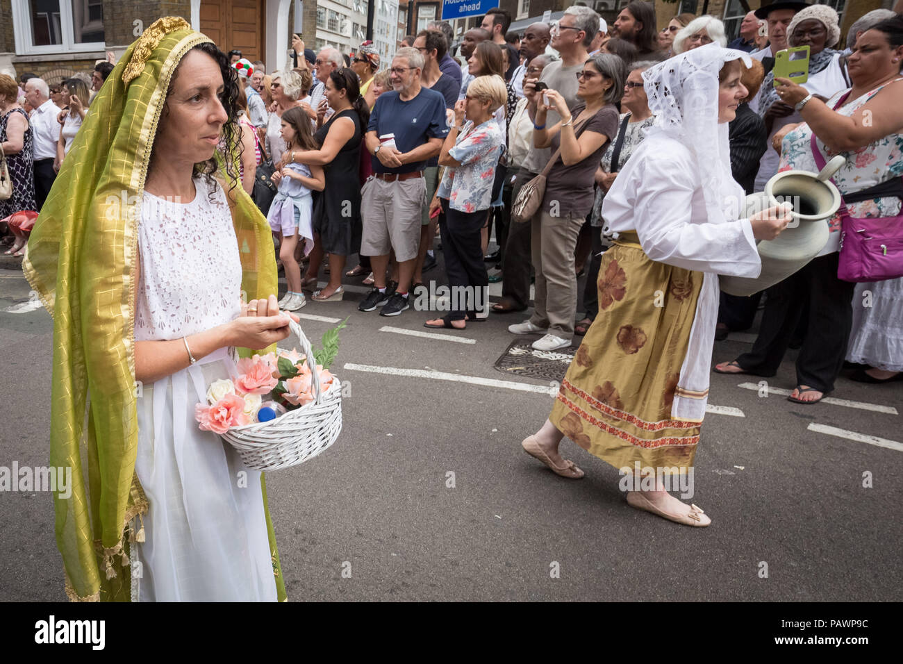 Procession annuelle de la Madonna del Carmine (Notre Dame du Mont Carmel) par British italiens à l'extérieur de l'église italienne à Clerkenwell, Londres, Royaume-Uni. Banque D'Images