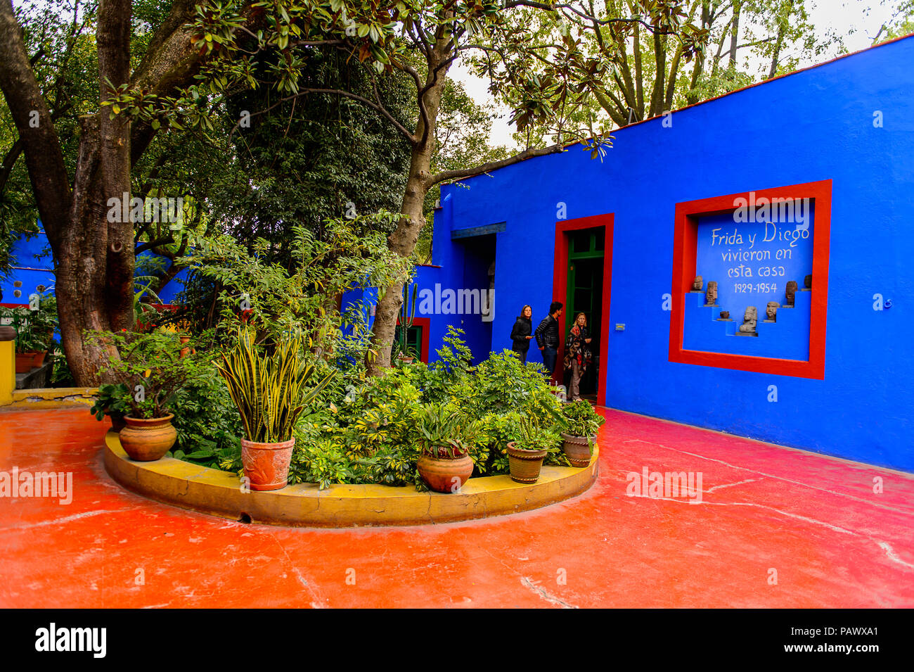 COYOACAN, MEXICO - OCT 28, 2016 : Maison Bleue (La Casa Azul), maison historique et musée d'art consacré à la vie et l'oeuvre de l'artiste mexicaine Frida Kahlo Banque D'Images