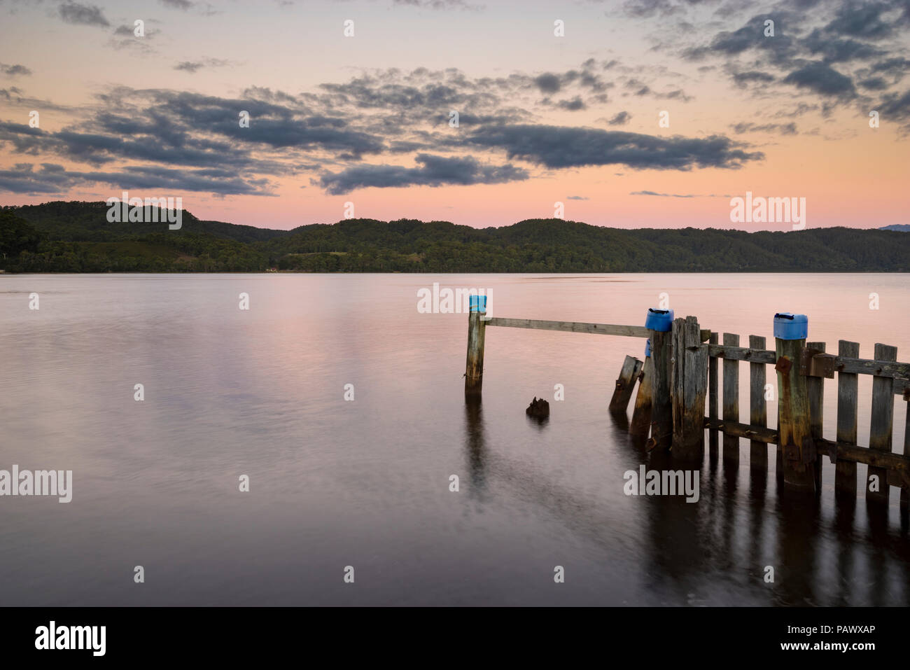 Au coucher du soleil sur la baie de Lettes Port Maquarie, près de Strahan sur la côte ouest de la Tasmanie Banque D'Images