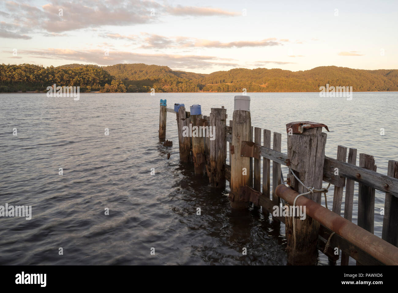 Au coucher du soleil sur la baie de Lettes Port Maquarie, près de Strahan sur la côte ouest de la Tasmanie Banque D'Images