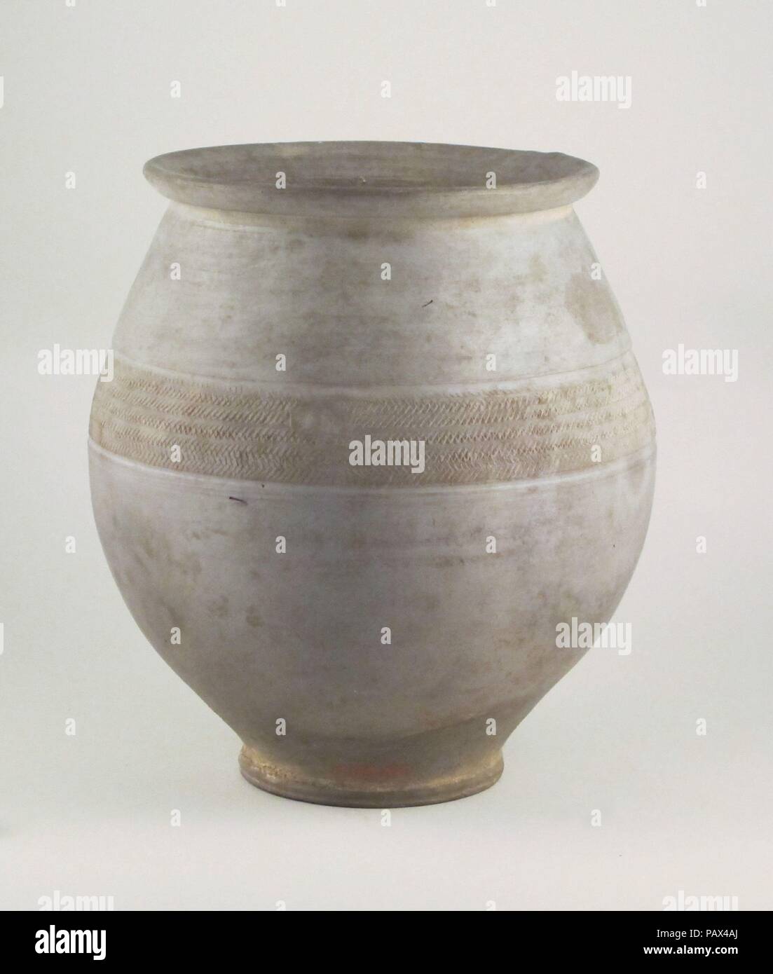 Jar. Dimensions : 6 5/16". (16 cm) d'autres (diamètre de corps) : 5 au 11/16. (14,5cm). Bocal à large goulot gris avec cinq lignes froncés sur l'épaule. Musée : Metropolitan Museum of Art, New York, USA. Banque D'Images