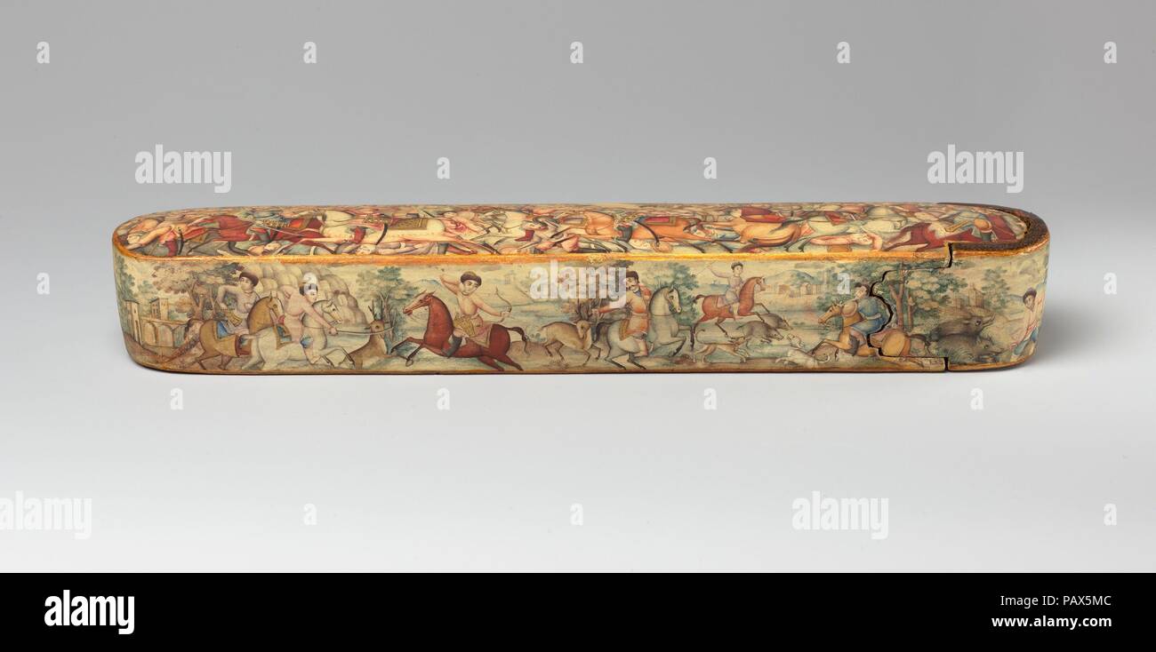 Boîte de plumes (Qalamdan) illustrant Shah Isma'il dans une bataille contre les Ouzbeks. Dimensions : H. 1 1/2 in. (3,8 cm) W. 10 1/8 in. (25.7 cm) D. 1 7/8 in. (4,8 cm). Date : début du 19ème siècle. Peint dans une harmonieuse pastels avec des touches d'or sur un fond de couleur crème, ce stylo est une boîte de rare et sensible appelée exemple de laque perse de l'aube du xixe siècle, probablement par le maître peintre de la cour Mirza Baba (1780s-1810) active ou un artiste dans son cercle. La partie supérieure représente l'une des batailles entre la première règle, Safavide Shah Isma'il I (r. 1501-24), et l'Ott Banque D'Images