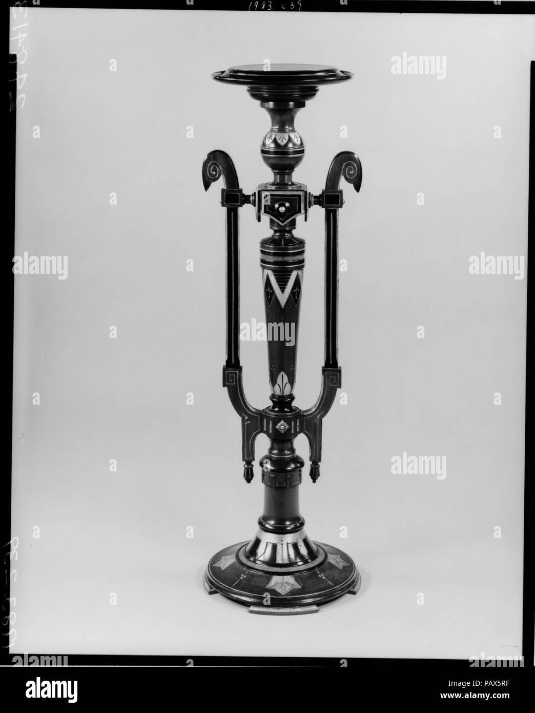 Piédestal. Culture : L'Américain. Dimensions : H. 39 1/2 in. (100,3 cm). Date : ca. 1865. Musée : Metropolitan Museum of Art, New York, USA. Banque D'Images