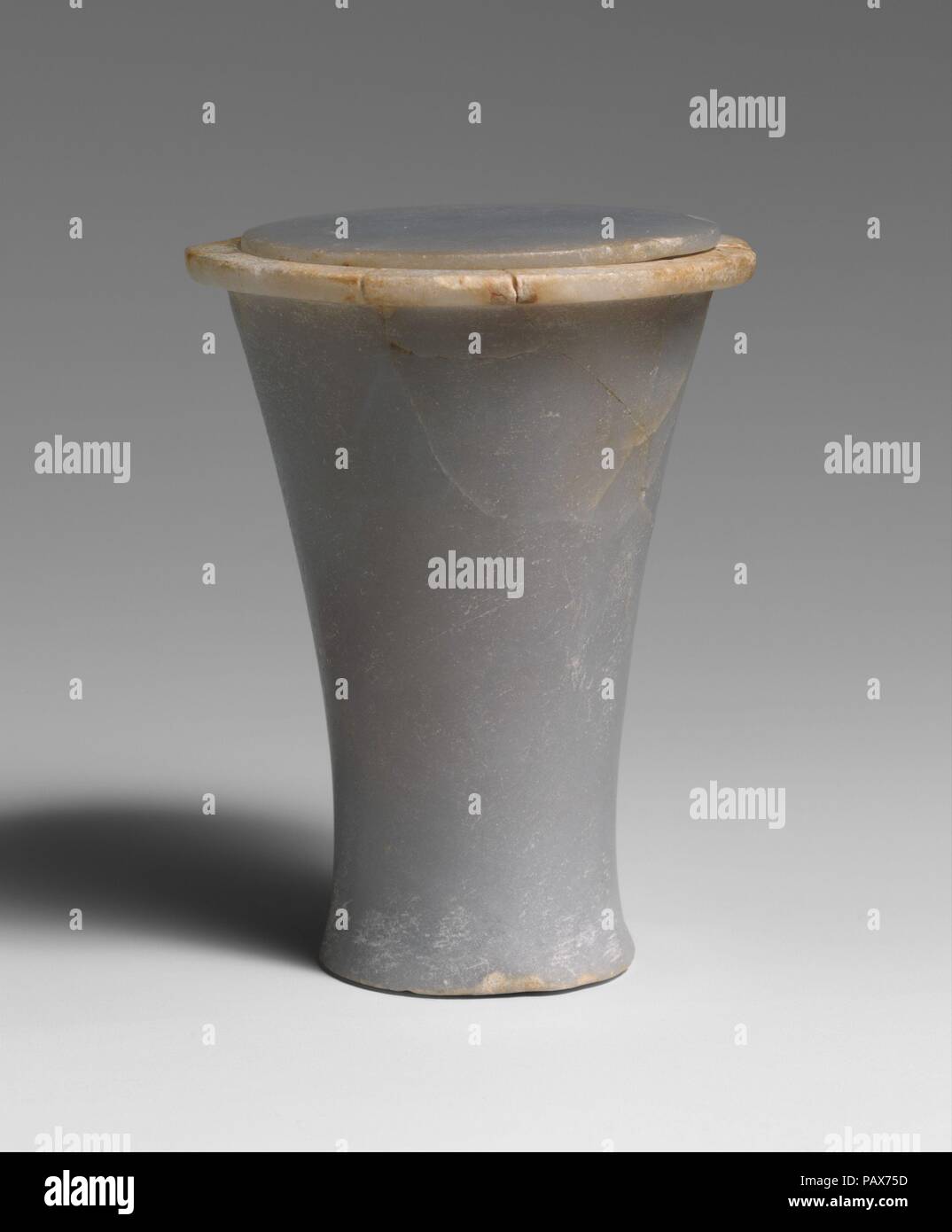 Pot de pommade et couvrir. Dimensions : H. 8,4 cm (3 5/16 in.) ; Diam. 6.3 cm (2 1/2 in.). Dynastie : fin-début 12 Dynasty Dynasty 13. Date : ca. 1878-1749 av. J.-C.. La pièce fait partie d'un groupe d'objets trouvés dans le tombeau V21 à Abydos avec deux organes (04.18.1-04.18.49). Cet onguent récipient peuvent être datés par rapport aux pots similaires trouvés à Dahchour et avec le fort 26.7.1438 (26.7.1439a, b-.1441a, b, .1442) portant le nom d'Amenemhat IV (ca. 1814-1805 B. C.). Musée : Metropolitan Museum of Art, New York, USA. Banque D'Images Pot de pommade et couvrir. Dimensions : H. 8,4 cm (3 5/16 in.) ; Diam. 6.3 cm (2 1/2 in.). Dynastie : fin-début 12 Dynasty Dynasty 13. Date : ca. 1878-1749 av. J.-C.. La pièce fait partie d'un groupe d'objets trouvés dans le tombeau V21 à Abydos avec deux organes (04.18.1-04.18.49). Cet onguent récipient peuvent être datés par rapport aux pots similaires trouvés à Dahchour et avec le fort 26.7.1438 (26.7.1439a, b-.1441a, b, .1442) portant le nom d'Amenemhat IV (ca. 1814-1805 B. C.). Musée : Metropolitan Museum of Art, New York, USA. Banque D'Images