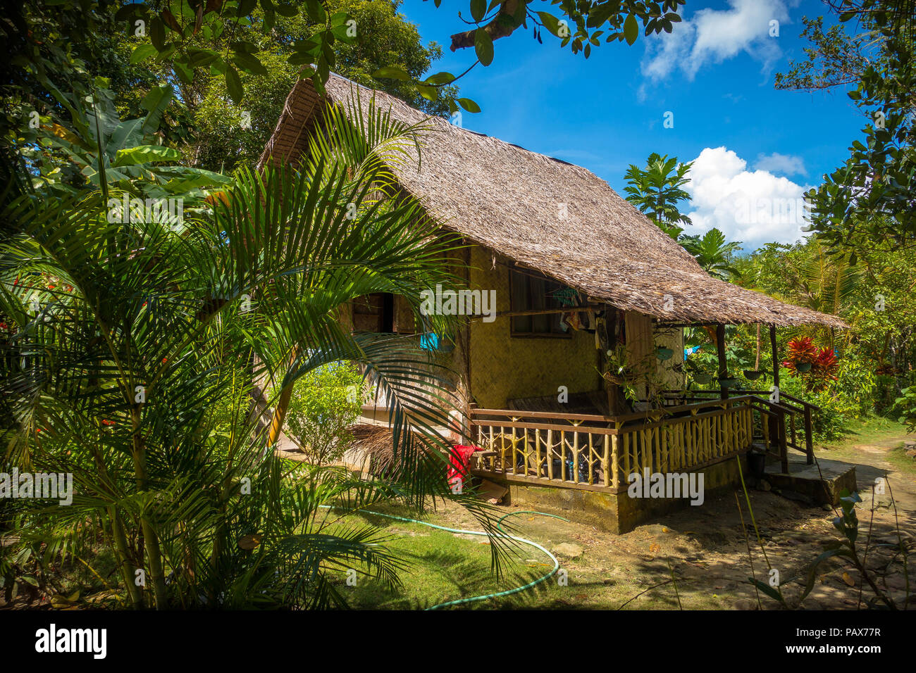 Un bambou autochtones traditionnels et nipa hut, au plus profond de la jungle de Port Barton, Palawan - Philippines Banque D'Images