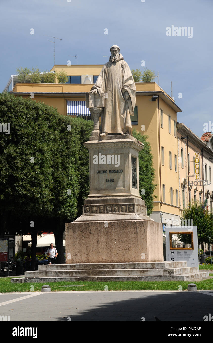 Statue (1882) par Salvino Salvini (1824 - 1899) de Guido Monaco (991/2 - après 1033), l'inventeur de la notation musicale moderne, à Arezzo, Toscane, Italie Banque D'Images