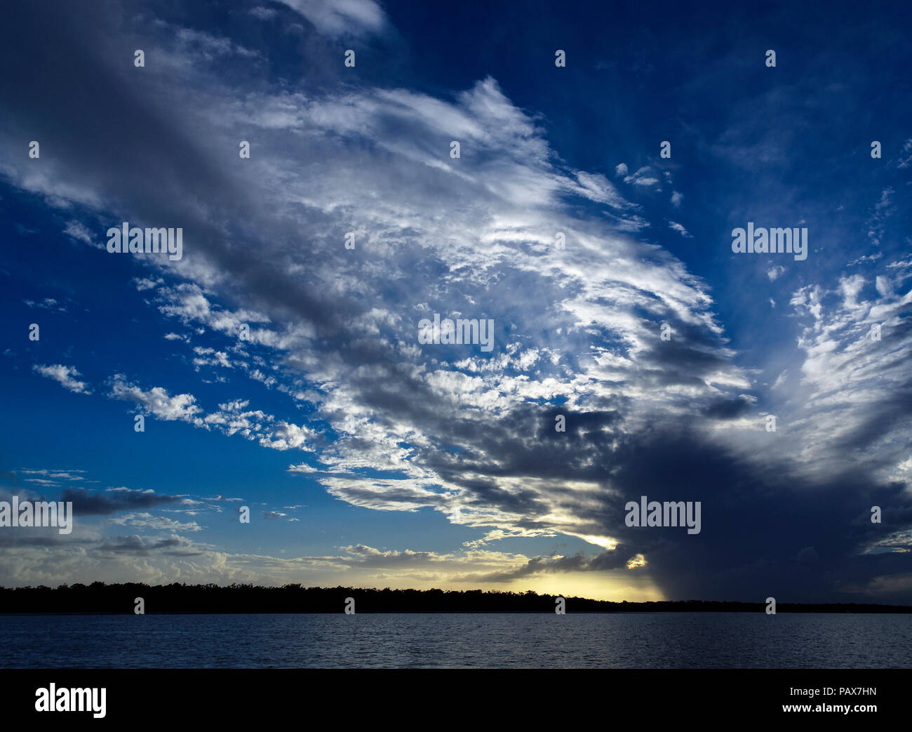 Une spectaculaire aux couleurs vives d'inspiration cloudscape nuageux atmosphérique doté d''un Stratocumulus et la formation de nuages cirrus dans un milieu de ciel bleu Banque D'Images