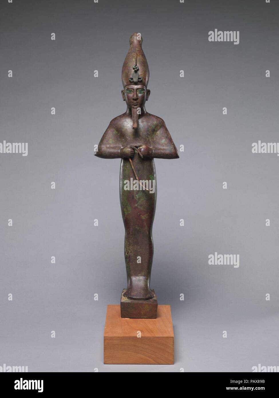 Osiris inscrit pour Harkhebit Padikhonsu, fils de et Isetempermes. Dimensions : H. 76 cm (29 15/16 in.) ; H. sans tang de 72 cm (28 3/8 in.) ; W. 22,3 cm (8 3/4 in.) ; D. 18,5 cm (7 5/16 in.). Date : 600-300 BC. Au cours du premier millénaire avant J.-C. le culte d'Osiris est devenu dominant et a été observée dans chaque temple apparemment dans le pays. Ce grand Osiris était dédié quelque part à Memphis. Après une période qui pourrait même être des centaines d'années, il a été supprimé avec d'autres chiffres - y compris 10,175.131, .132 et .134 - respectueux de l'inhumation au sein de l'enceinte du temple. La statue est de caractéristiques faciales - uptur Banque D'Images