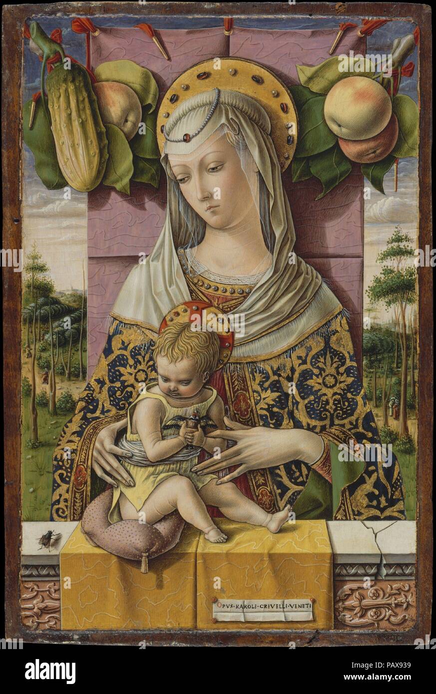 Vierge à l'enfant. Artiste : Carlo Crivelli (Italien, Venise ( ?), actif en 1457-mort 1495 Ascoli Piceno). Dimensions : Hors tout 14 7/8 x 10 in. (37,8 x 25,4 cm) ; surface peinte 14 3/8 x 9 1/4 in. (36,5 x 23,5 cm). Date : ca. 1480. Ce travail parfaitement préservé est l'un des plus exquis de l'artiste photos. La peinture flamande a peut-être inspiré la remarquable précision de détail dans l'arrière-plan, où l'agent chiffres (infidèles) promenade. En trompe-l'oeil détails se joue contre la poupée-comme la beauté de la Vierge. Les pommes et voler sont des symboles du péché et du mal et s'opposent à l'un concombre Banque D'Images