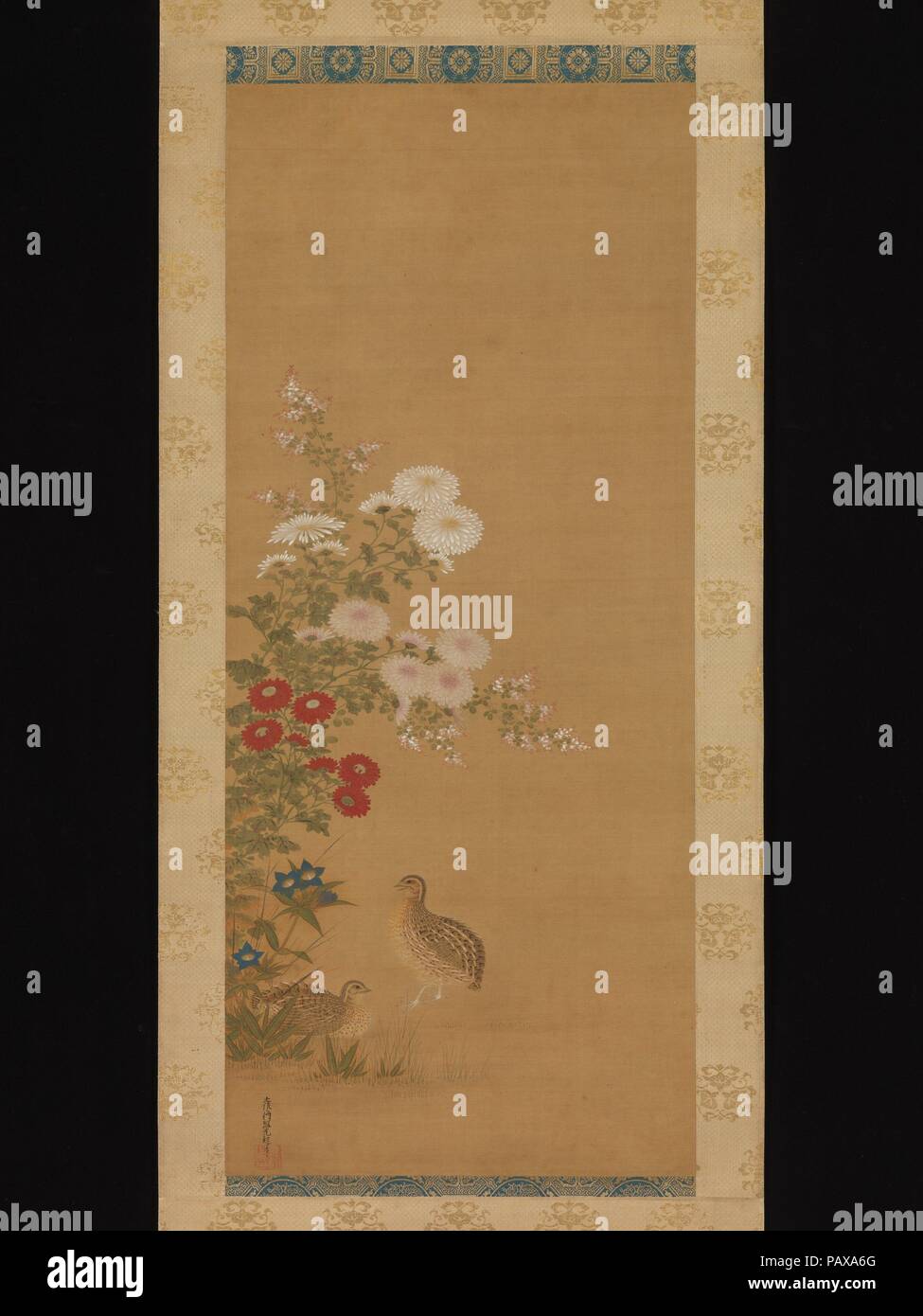 La caille et fleurs d'automne. Artiste : Tosa Mitsuoki (japonais, 1617-1691). Culture : le Japon. Dimensions : 38 1/2 x 16 3/8 in. (97,8 x 41,6 cm). Date : fin du 17ème siècle. Élégant dans leur propre droit, des chrysanthèmes apparaissent souvent en même temps que les cailles en peinture. La combinaison était particulièrement favorisé par des artistes chinois Song du Sud, comme elle signifiait que la paix et la longévité. Avec chysanthemums, la représentation d'autres fleurs d'automne, tels que bush clover (hagi) et chinois (campanules) kikyo, crée un réglage saisonnier pour le couple d'oiseaux. La peinture est signée par Tosa Mitsuoki, un maître de jewel-l Banque D'Images