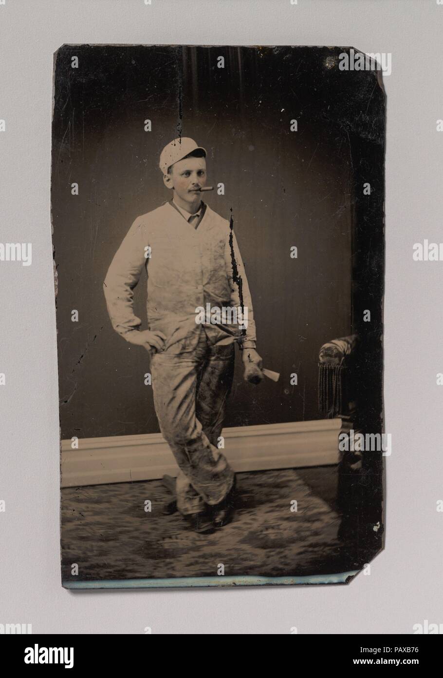 [Peintre, fumer un cigare, tenant une brosse et un grattoir]. Artiste : Inconnu (américain). Dimensions : 10,4 x 6,2 Image : cm (4 1/8 x 2 7/16 in.). Date : 1870s-80s. Musée : Metropolitan Museum of Art, New York, USA. Banque D'Images