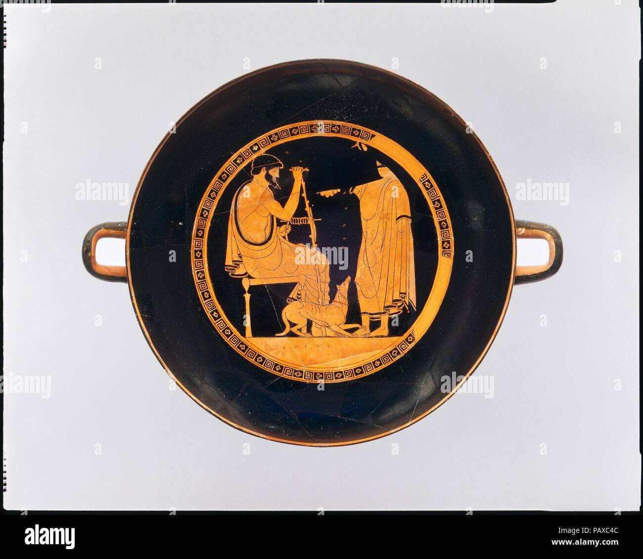 Terre cuite kylix (coupe potable). Culture : le grec, le grenier. Dimensions : diam.:W, 14 1/4 x H,4 1/2 po. Date : ca. 490-480 av. J.-C.. L'intérieur, poète et les jeunes assis à l'extérieur, envers et l'endroit, les jeunes et les hommes l'homme assis est identifiable en tant que poète dans la lyre dans la main gauche et l'inscription Egeas dans l'exergue. Bien que le nom n'est pas autrement attesté sous cette forme, il peut se référer à Agias, ou Troizen Hegias, D, mentionnés dans la littérature ancienne comme l'auteur de l'Nostoi, un poème maintenant perdu que rapporté le retour de Troy de divers héros grec. Sur l'extérieur de la coupe, la colonne Banque D'Images