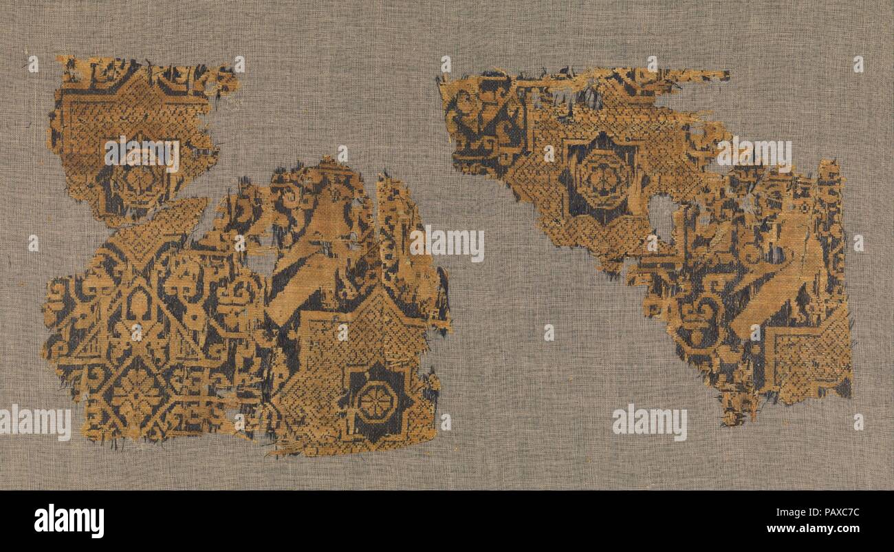 Textile avec un motif d'étoile et les oiseaux, à l'origine d'un capuchon. Dimensions : Textile : H. 5 in. (12.7 cm) O. 5 1/4 in. (13.3 cm) Mont : H. 7 3/4 in. (19,7 cm) W. 12 3/4 in. (32.4 cm) D. 7/8 in. (2,2 cm). Date : 11ème et 12ème siècle. Ce textile faisait partie d'un chapeau, dont la doublure de papier (46,156.11b) montre un texte de mots inscrits. Le style de ce script semble être liée à la fin de l'Empire fatimide, Ayyoubide ou au début de l'Mamelouk, tandis que la soie technique sanctif est attribuée à l'Iran Seljuq. Les tisserands employé deux warps et deux ou plusieurs trames pour créer le textile en soie sanctif appelé. Ici, Banque D'Images