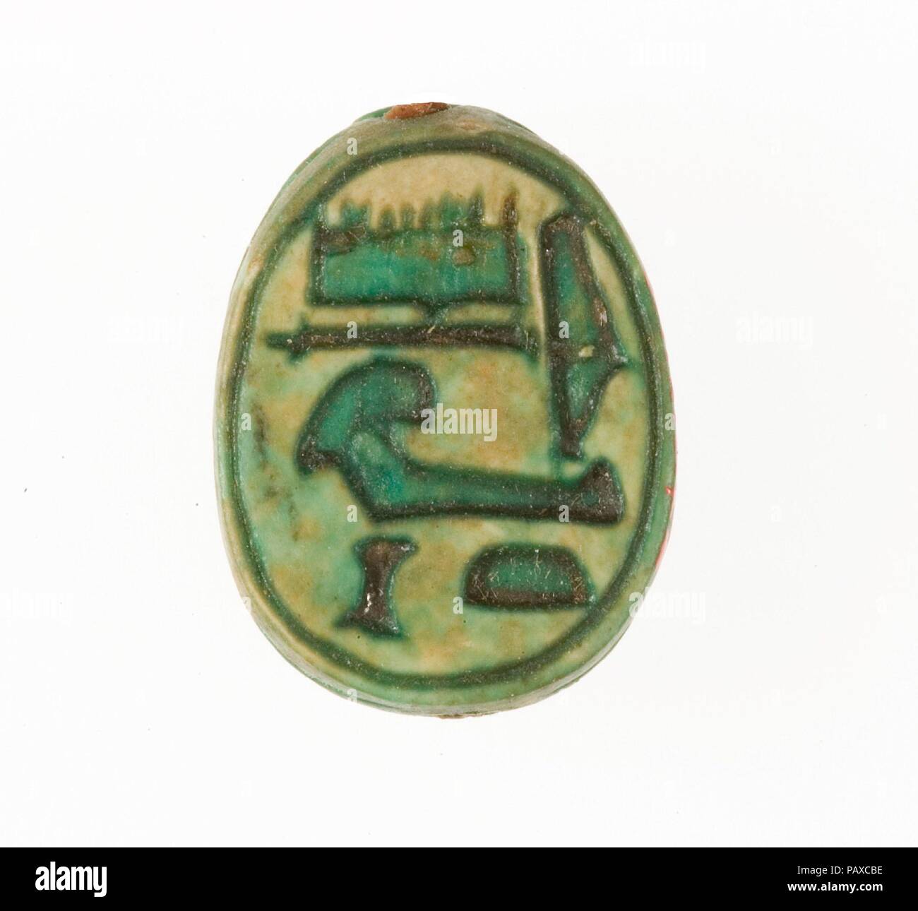 Portant le nom de Scarab Hatshepsout. Dimensions : 1,7 cm L. (11/16) ; w. 1,3 cm (1/2 po). Dynastie DYNASTIE : 18, tôt. Règne : règne d'Hatchepsout et de Thoutmosis III. Date : ca. 1479-1458 av. J.-C.. Au cours de la saison 1926-1927, l'excavation du Musée de l'expédition égyptienne découvert trois dépôts de fondation le long de la paroi de l'enceinte du temple funéraire d'Hatshepsout à Deir el-Bahri à Thèbes Ouest. Parmi les matières ont été 299 scarabées et stamp-joints. Soixante-cinq d'entre elles sont maintenant dans le Musée égyptien, Le Caire, et les autres ont été acquises par le Musée de la division de l'estime. Parmi Banque D'Images