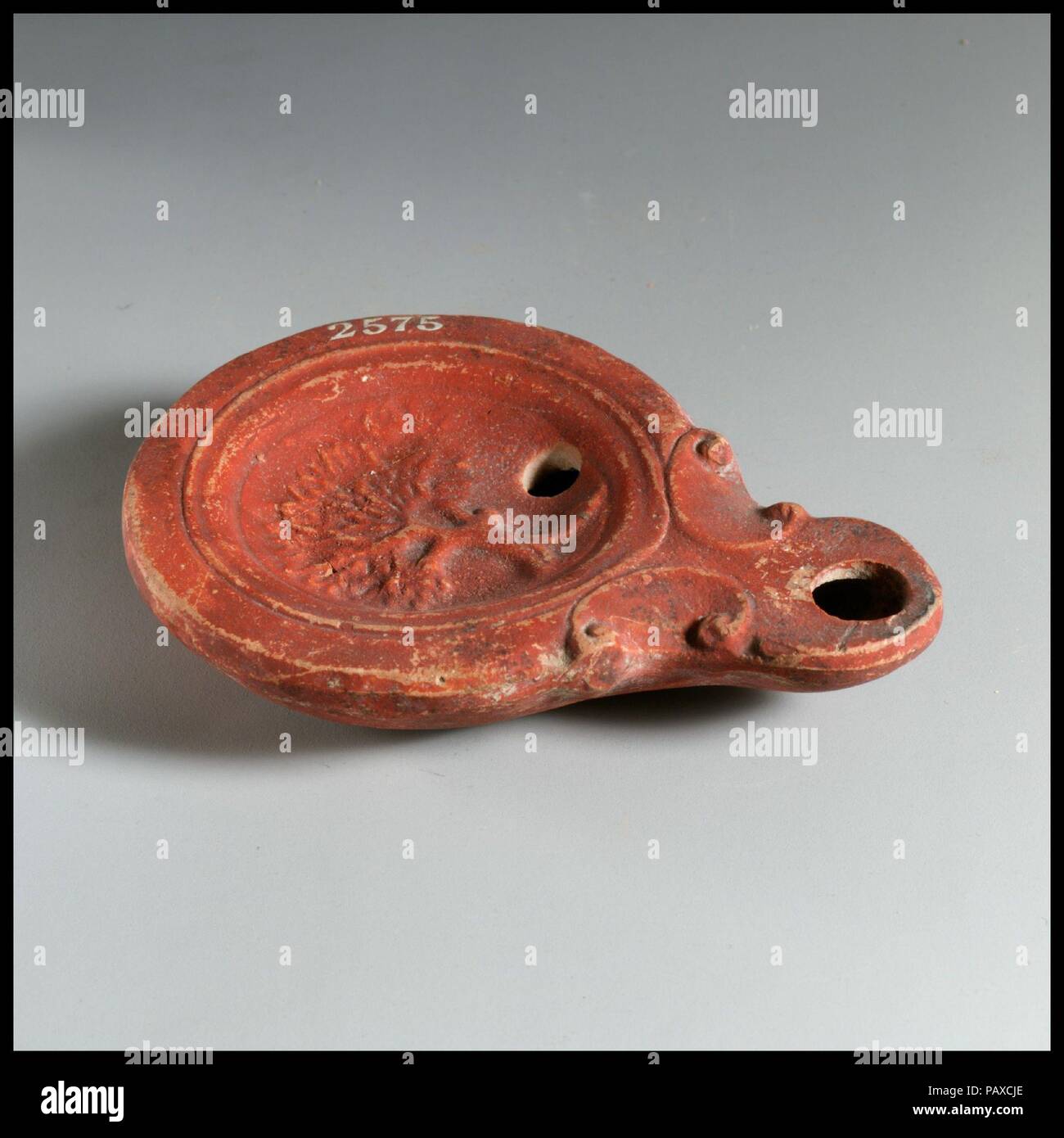 Lampe en terre cuite. Culture : Roman, chypriote. Dimensions : hors tout : 7/8 x 3 13/16 in. (2,2 x 9,7 cm). Date : premier siècle avant J.-C. au 1er siècle de notre ère. Musée : Metropolitan Museum of Art, New York, USA. Banque D'Images