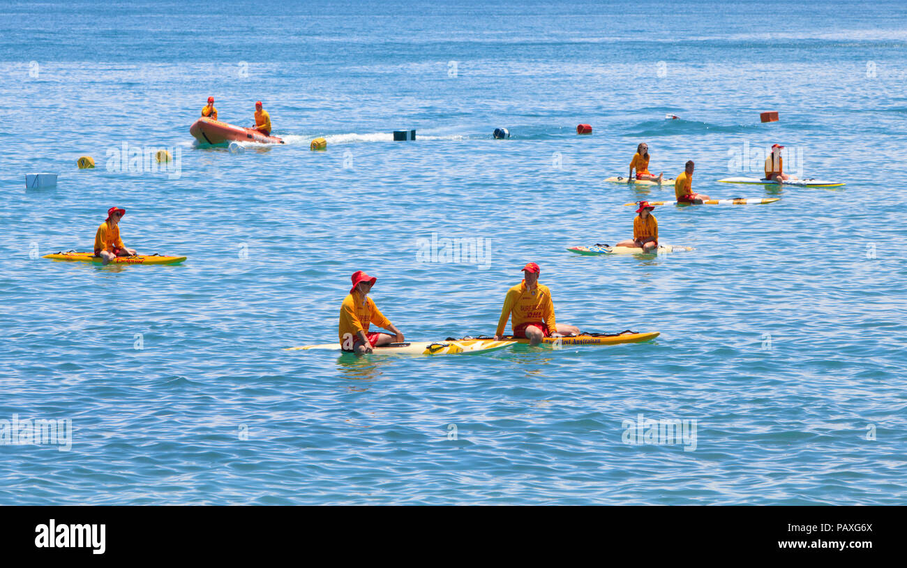 Bateau de sauvetage sur plage et surf sauveteurs / sauveteurs dans la mer à Cottesloe à Perth, Australie occidentale Banque D'Images