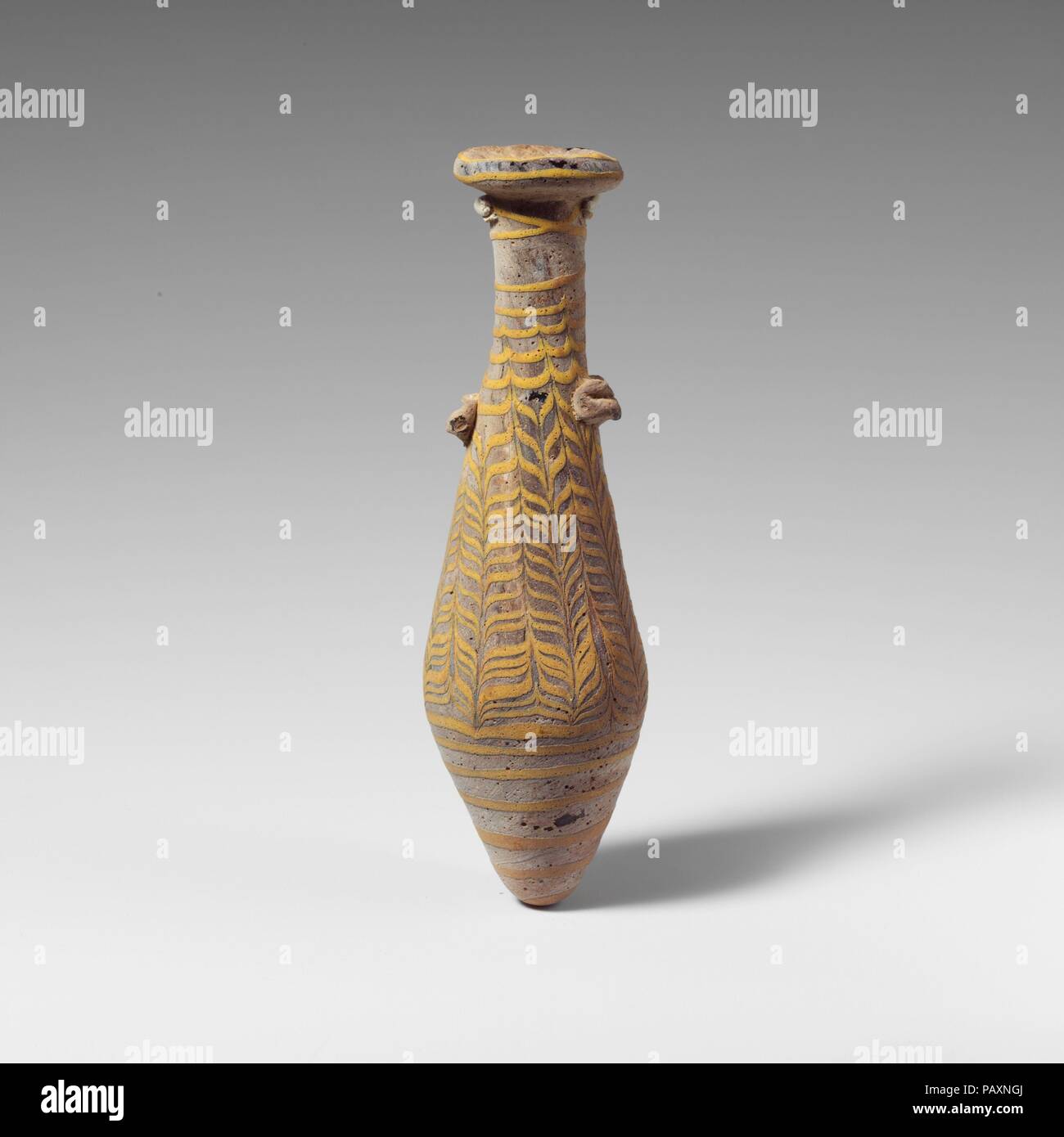 Alabastron en verre (flacon de parfum). Culture : le grec, l'Est de la Méditerranée. Dimensions : H. : 5 3/16 in. (13.2 cm) Diam. : 1 9/16 x 1 1/8 in. (4 x 2,9 cm). Date : 2nd-mid-1er siècle avant J.-C.. Musée : Metropolitan Museum of Art, New York, USA. Banque D'Images