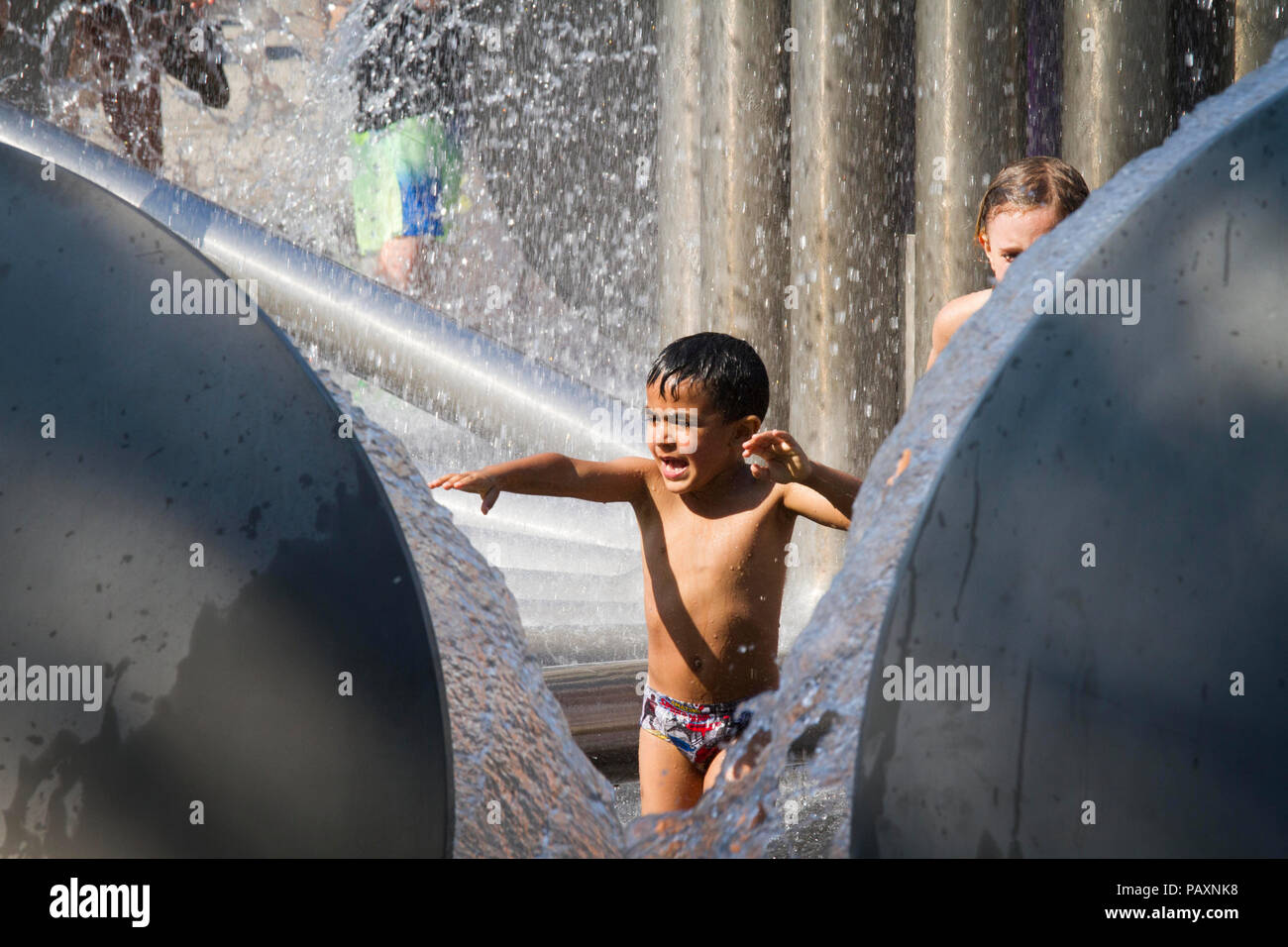 Garçon à la fontaine par Wolfgang Goeddertz Ebertplatz sur l', Cologne, Allemagne. Junge am Brunnen Wolfgang von auf dem Goeddertz, Ebertplatz Koeln, deu Banque D'Images