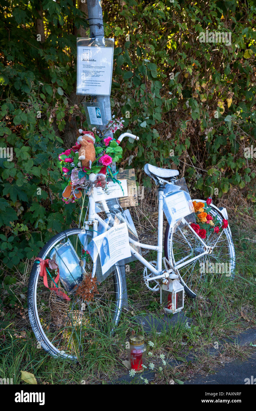 Vélo ghost blanc, orné d'un cycliste rappelle à vélo, qui a eu un accident mortel à cet endroit, la rue Auenweg, district Muelheim, Cologne, Allemagne. Banque D'Images
