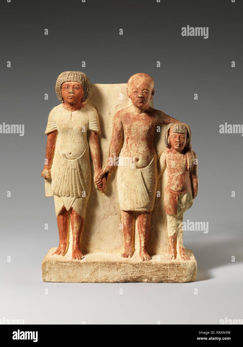 Statue de deux hommes et un garçon qui a servi comme une icône nationale. Dimensions : h. 17 cm (6 11/16 po) ; w. 12,5 cm (4 15/16 po) ; D du côté de l'homme de base 5,7 cm (2 1/4 po) ; D next to boy 4,8 cm (1 7/8 po). Dynastie DYNASTIE : 18. Règne : règne d'Akhenaton. Date : ca. 1353-1336 av. J.-C.. Toutes les personnes dans ce petit groupe, les mâles sont représentés selon les conventions d'Amarna art. l'intrigante groupe a été diversement interprétée comme une famille composée d'un grand-père, un père et un fils, ou comme un seul homme à trois stades différents de la vie. Ce dernier est très peu probable que les représentations multiples Banque D'Images