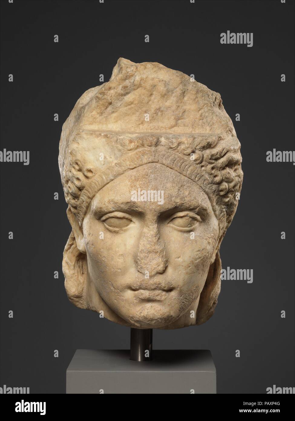 Plus de vie moyennes en portrait, probablement de l'impératrice Sabina. Culture : Roman. Dimensions : 14 3/4 po. (37,5 cm). Date : ca. A.D. 121-128. Cet imposant chef vient probablement d'une statue de Sabina, femme de l'empereur Hadrien. Le visage était à l'origine surmontée d'un très haut, postiche ovoïde couvert de petites boucles, un style qui était à la mode à la cour de Trajan en l'an 100. La partie supérieure de la postiche a été sculpté séparément et ajouté sur la plate-forme-comme la superficie au-dessus du front. En retour, les cheveux sont organisées comme celle d'une statue de Vénus, la déesse de l'amour, avec de longs Banque D'Images