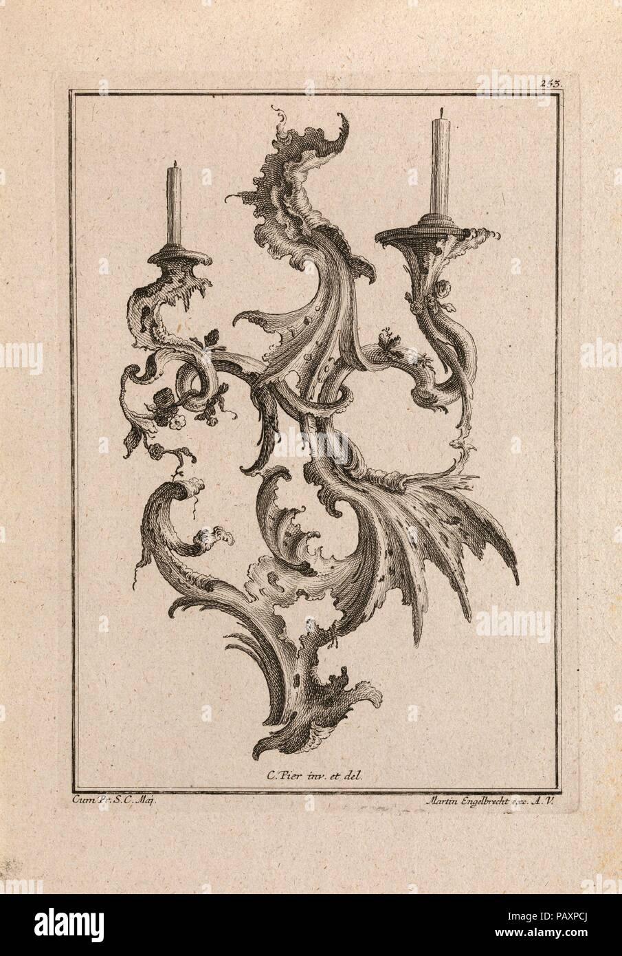 Conception d'un Two-Armed candélabres, planche 4 d'une série de dessins sans titre pour candélabre suspendu. Artiste : Carl Pier (allemand, actif Augsburg, ca. 1750). Dimensions : hors tout : 8 7/16 x 13 3/4 in. (21,5 × 35 cm). Editeur : Martin Engelbrecht (allemand, Augsburg Augsbourg 1684-1756). Date : Imprimé ca. 1750-56. Ornement imprimer avec une conception d'un chandelier à deux bras orné de détails, presque en forme de griffe ornements rocaille dans le centre. Cette impression est lié dans un album contenant 27 séries avec un total de 122 fonds d'estampes de l'ornement de l'éminent éditeur Martin Engelb Augsbourg Banque D'Images