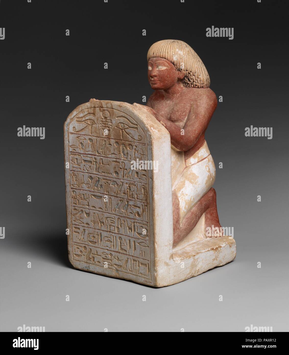 Statue de Roy scandant l'hymne solaire écrit sur Sa stèle. Dimensions : H. 31,5 × w. 16.3 × d. 19 cm (12 3/8 × 6 × 7/16 7 1/2 in. ). Dynastie DYNASTIE : 18. Règne : règne d'Amenhotep II. Date : ca. 1427-1400 av. J.-C.. Le scribe Roy est titulaire d'une stèle inscrite avec un hymne au dieu soleil Re. Roy a également servi en tant que gardien d'un temple dédié à une reine dont le nom n'est pas donnée. Son titre 'king's grand femme' identifie comme son mari est le plus important imprimeur. Roy est à genoux, les mains posées, une norme posent de culte et la statue devrait probablement être compris comme une représentation de Roy récitant t Banque D'Images